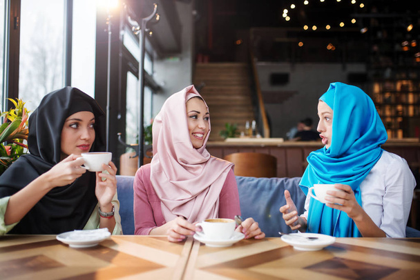 Μουσουλμάνοι τη διασκέδαση σε ένα κατάστημα καφέ - Φωτογραφία, εικόνα