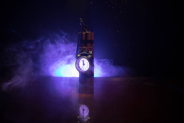 Obraz z bomba zegarowa ciemnym tle. Timer odliczający w dół do detonacji w wale światło świecące przez ciemność, obraz koncepcyjny świeci - Zdjęcie, obraz