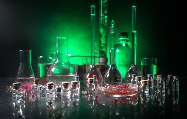 Eczane ve kimya teması. Araştırma laboratuarında çözeltisi olan cam deney şişesi. Bilim ve tıbbi geçmiş. Koyu renk arkaplan üzerinde laboratuvar test tüpleri, bilimsel araştırma ekipmanları konsepti - Fotoğraf, Görsel