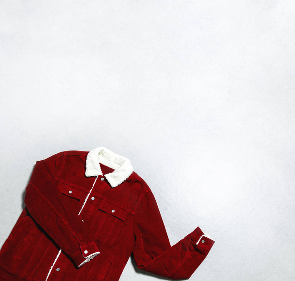 灰色の背景の上に赤いコーデュロイのメンズ ジャケットは、フラット レイアウト コピーの領域を表示します。男性ファッション冬秋春ジャケット、若者の流行に敏感な服、スタイリッシュなもの、デニム トレンディなジャケット、ストア販売コンセプト - 写真・画像