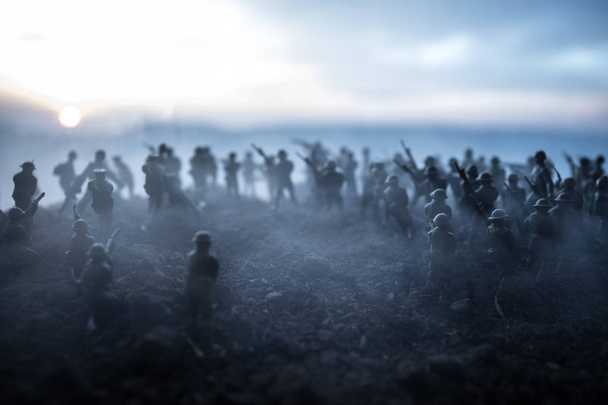 Cena de batalha. Silhuetas militares lutando cena no fundo do céu de nevoeiro de guerra. Soldados da Guerra Mundial silhuetas abaixo do horizonte nublado ao pôr-do-sol. Decoração de obras de arte. Foco seletivo
 - Foto, Imagem