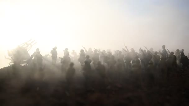 戦闘シーン。軍は、戦争の霧空を背景に戦闘シーンをシルエットします。世界大戦の兵士のシルエットの下曇りスカイラインで日没。アートワークの装飾。選択と集中 - 映像、動画