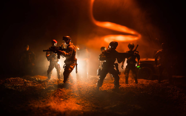 Concept van de oorlog. Battle scène op oorlog mist hemelachtergrond, Fighting silhouettes onder bewolkte Skyline in de nacht. Leger voertuig met soldaten illustraties decoratie - Foto, afbeelding