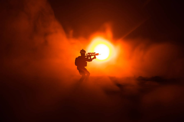 Askeri askerin siluet silahla. Savaş kavramı. Askeri siluetleri savaş sis sahnede mücadele arka plan, Dünya Savaşı askerin siluet aşağıda bulutlu manzarası, gece gökyüzü. Saldırı sahne - Fotoğraf, Görsel