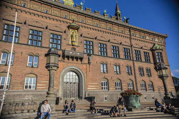 市庁舎建物の夏の晴れた日、デンマークのコペンハーゲン, デンマーク - 2018 年 6 月: コペンハーゲン都市景観  - 写真・画像