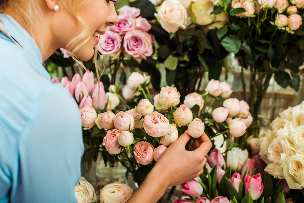 cropped view of woman choosing flowers in flower shop - Foto, imagen