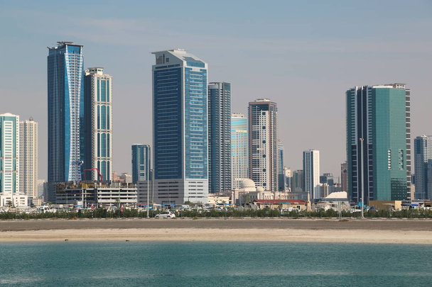 Budynki na plaży w mieście Asz-Szarika, Zjednoczone Emiraty Arabskie - Zdjęcie, obraz