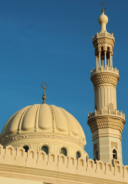 Τζαμί στην πόλη Sharjah, Ηνωμένα Αραβικά Εμιράτα - Φωτογραφία, εικόνα