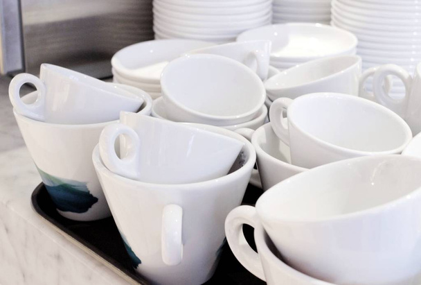 tasses à thé blanc dans un café
 - Photo, image