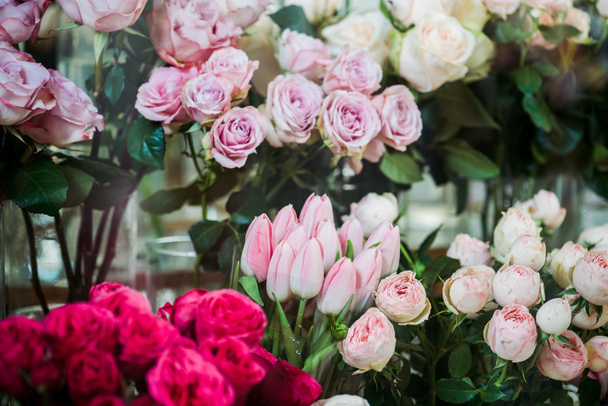 verscheidenheid aan kleurrijke bloeiende rozen en tulpen - Foto, afbeelding