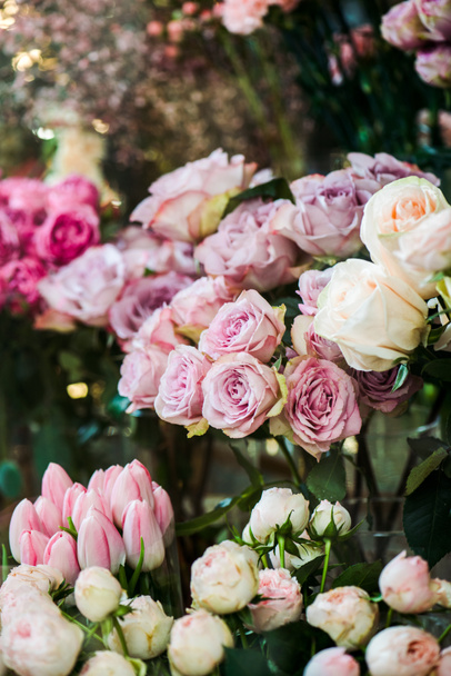 selektiver Fokus verschiedener bunter Rosen und Tulpen - Foto, Bild