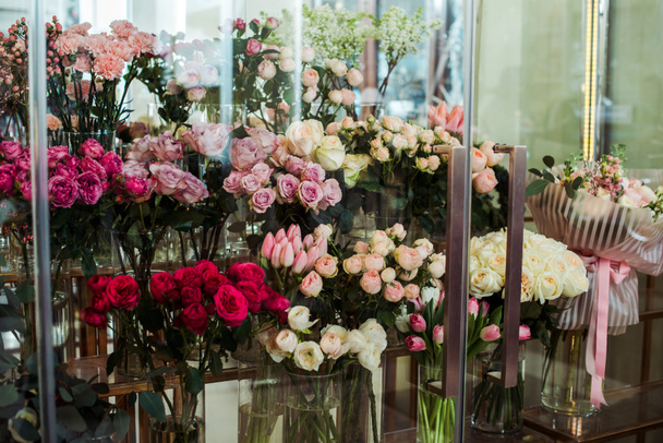 разнообразие красочных свежих цветов в цветочном магазине
 - Фото, изображение