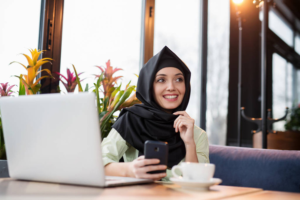 Muslimische Geschäftsfrau in einem Restaurant - Foto, Bild