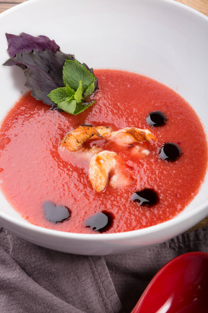 Spanish tomato gazpacho soup served with basil leaf - Foto, afbeelding