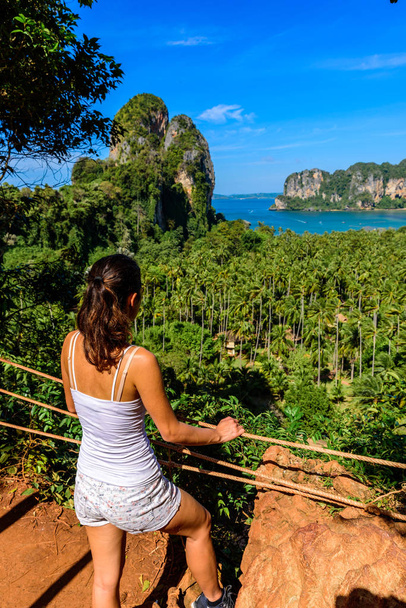 Beautiful view on Railay west beach from view point. Tropical beach with karst rock formations on the paradise coast - Railay, Krabi, Thailand. - Foto, Bild