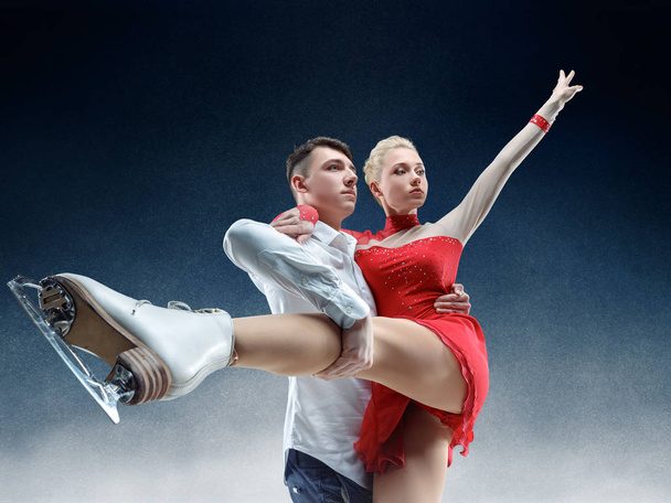Professional man and woman figure skaters performing on ice show - Фото, зображення