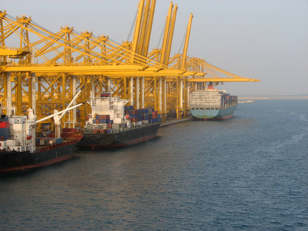 Containerschip laden in de haven van containerterminal - Foto, afbeelding