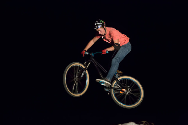 オデッサ、ウクライナ、2017 年 8 月 26 日: 正体不明の Bmx ライダー Bmx 競技中にジャンプの夜バイク作り - 写真・画像