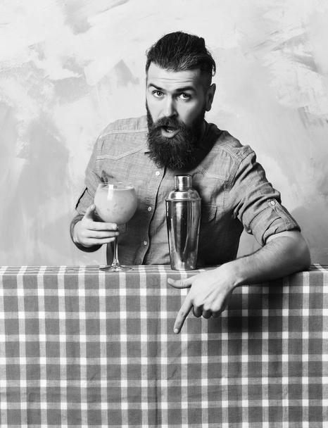 Brutal caucasian hipster doing tropical alcohol fresh cocktai - Valokuva, kuva