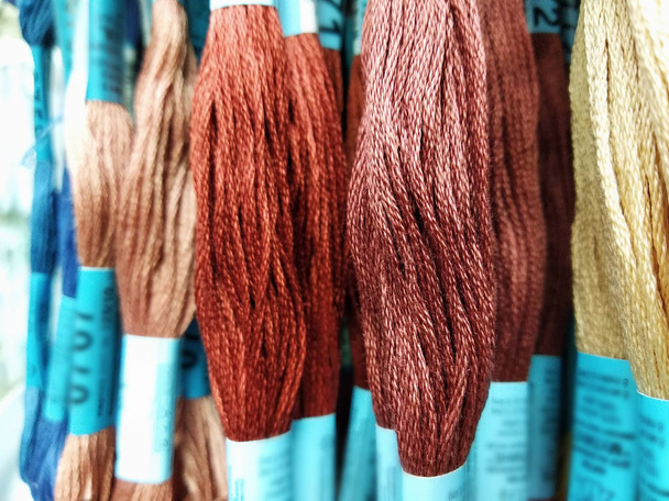 Pestré, světlé a barevné příze pro pletení na obchod police částečně rozostřený - Fotografie, Obrázek