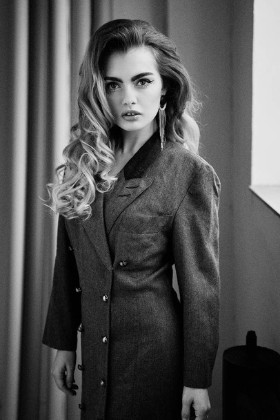  Beautiful Young Woman Posing in grey coat - Foto, imagen