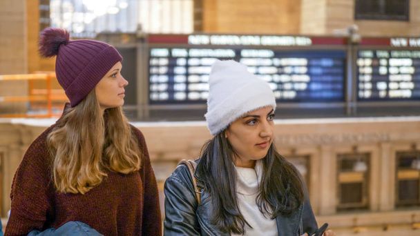 Young women visit Grand Central station New York - NEW YORK, USA - DECEMBER 4, 2018 - Fotó, kép