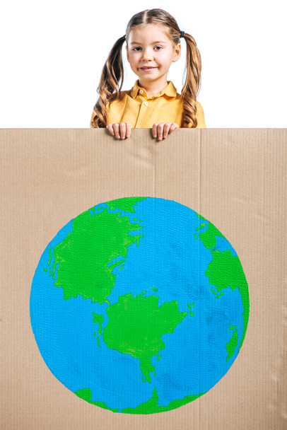 adorable niño sosteniendo cartel con signo de globo, aislado en blanco, concepto de día de la tierra
 - Foto, imagen