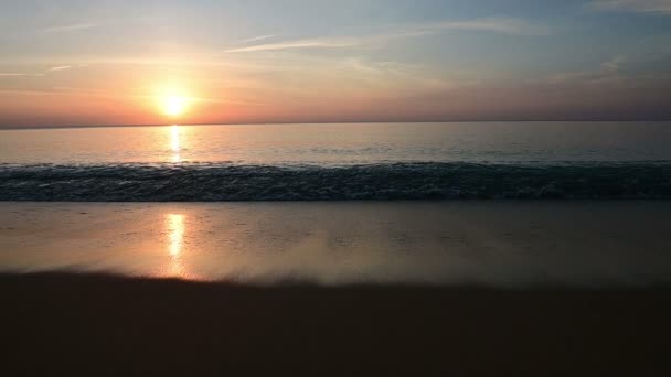 Lassú mozgás, a tenger hullámai a homokos strand Sunset - Felvétel, videó