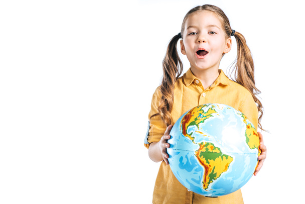 úžasné dítě drží zeměkouli izolované na bílém, koncept den země - Fotografie, Obrázek