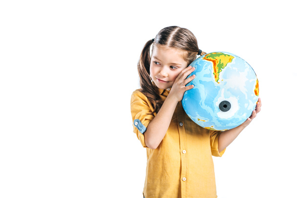 lindo niño sosteniendo globo cerca de la oreja aislado en blanco, concepto de día de tierra
 - Foto, imagen
