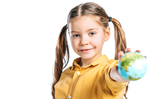 foco seletivo de criança adorável segurando modelo globo na mão esticada isolado no conceito branco, dia de terra
 - Foto, Imagem