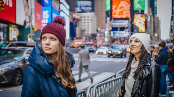 Two friends enjoy their vacation trip to New York - NEW YORK, USA - DECEMBER 4, 2018 - Foto, imagen