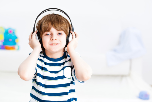 Boy listening to music - Фото, зображення