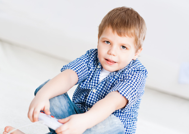 Хлопчик грає на ігровій консолі
 - Фото, зображення