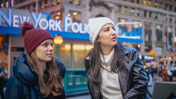 Two friends enjoy their vacation trip to New York - NEW YORK, USA - DECEMBER 4, 2018 - 写真・画像