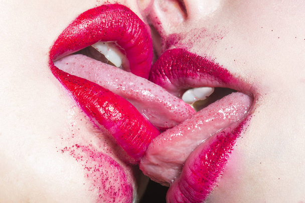 Las mujeres profundas besan. Amor femenino. Lesbianas besándose con lápiz labial rojo. Primer plano de la boca de un par de mujeres besándose. Dos hermosas chicas lesbianas siendo íntimas. Cosméticos para mujeres. Delicioso lápiz labial erótico
 - Foto, imagen