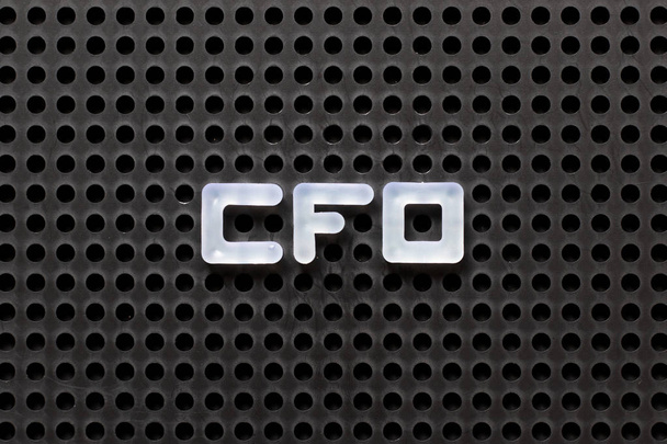 Pegboard de color negro con letra blanca en la palabra CFO (Abreviatura de Director Financiero
) - Foto, Imagen