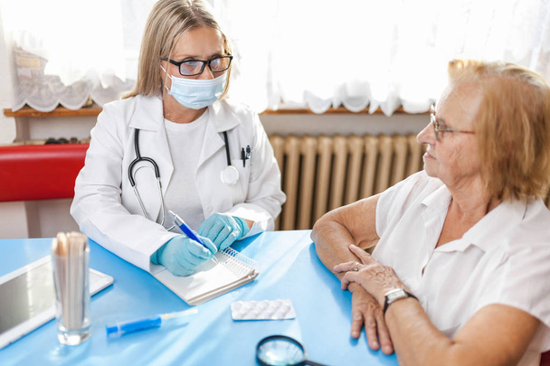 Senior woman during a medical exam with her practitioner - Valokuva, kuva