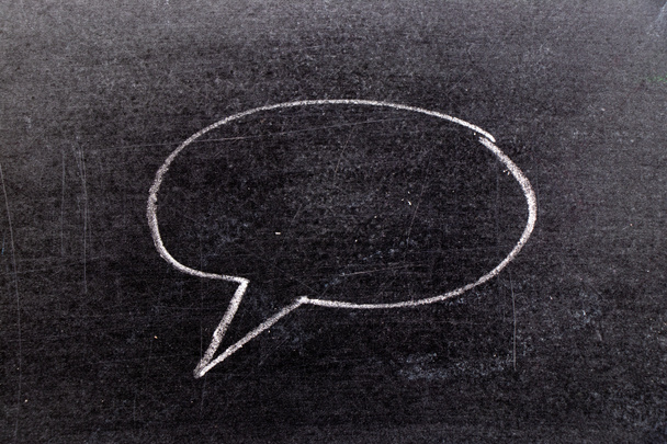 Beyaz tebeşir el için boş alan ile kabarcık konuşma şeklinde çizimi eklemek metin üstünde kara tahta arka plan (konsept iletişim için - Fotoğraf, Görsel