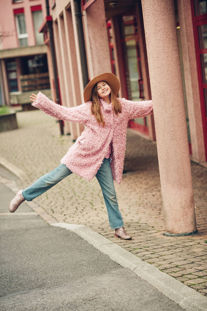 Retrato de moda ao ar livre da menina vestindo casaco de pele rosa falso, estilo de rua
  - Foto, Imagem