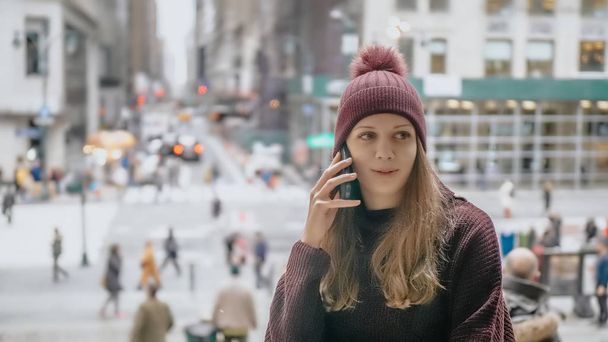 Girl on the phone at Manhattan - NEW YORK, USA - DECEMBER 4, 20 - Valokuva, kuva