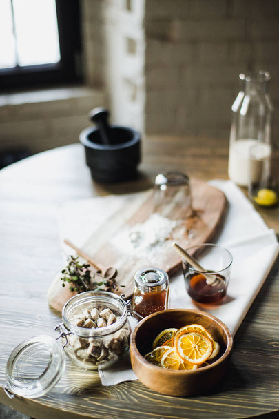 still life kitchen table, wooden board, vase - Foto, afbeelding