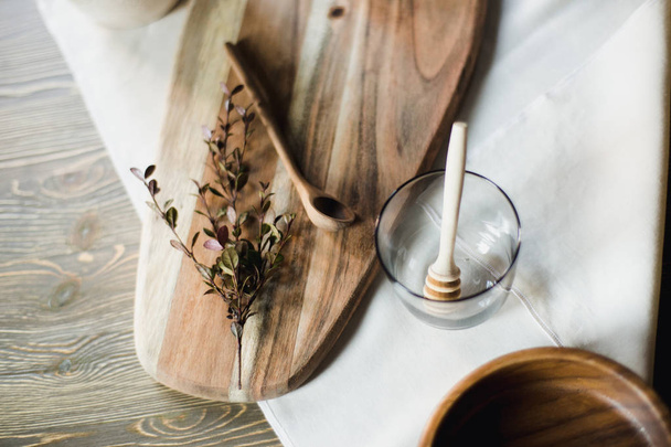 still life, kitchen table, wooden board, vase, honey - Foto, afbeelding