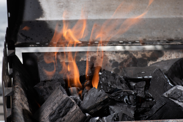 fényes égő parazsat fekete vas barbecue grill - Fotó, kép