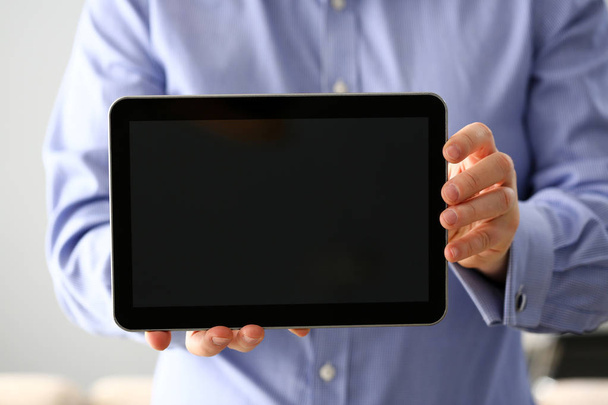 Businessman arm expose blank monitor of pc pad to camera closeup - Zdjęcie, obraz