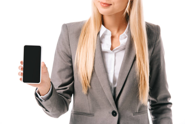 Üzletasszony mutatja a smartphone-val üres képernyő, elszigetelt fehér vágott látképe - Fotó, kép