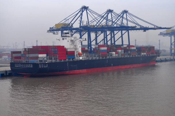 Nave portacontainer in caricamento in porto presso il container terminal
 - Foto, immagini