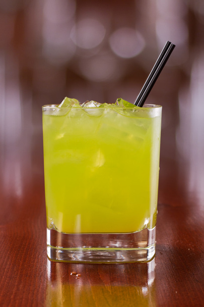 green cocktail on the rocks - Φωτογραφία, εικόνα
