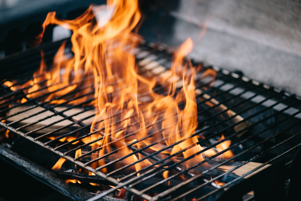 branden van brandhout met vlam door bbq grill roosters - Foto, afbeelding