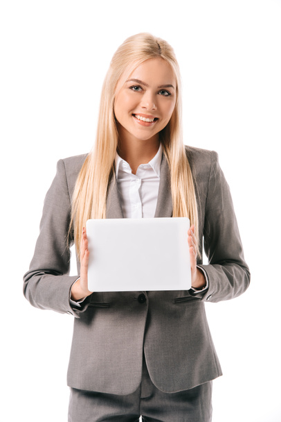 mujer de negocios sonriente presentando tableta digital aislada en blanco
 - Foto, Imagen